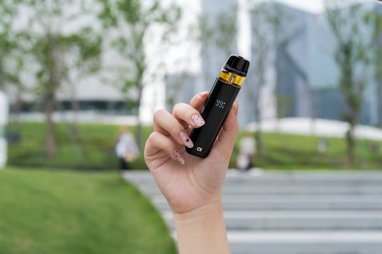 Person holding Aspire Loomix device with battery display on outside