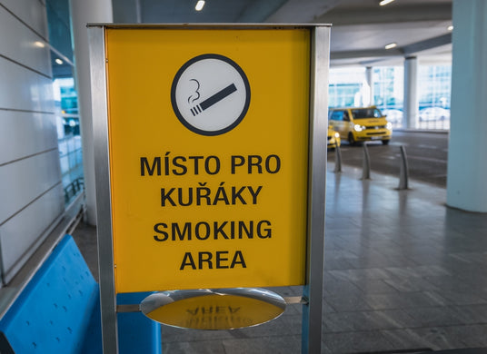 Prague airport smoking area.jpg__PID:265e8a9f-c3e5-4182-a95c-8ee100465f8a